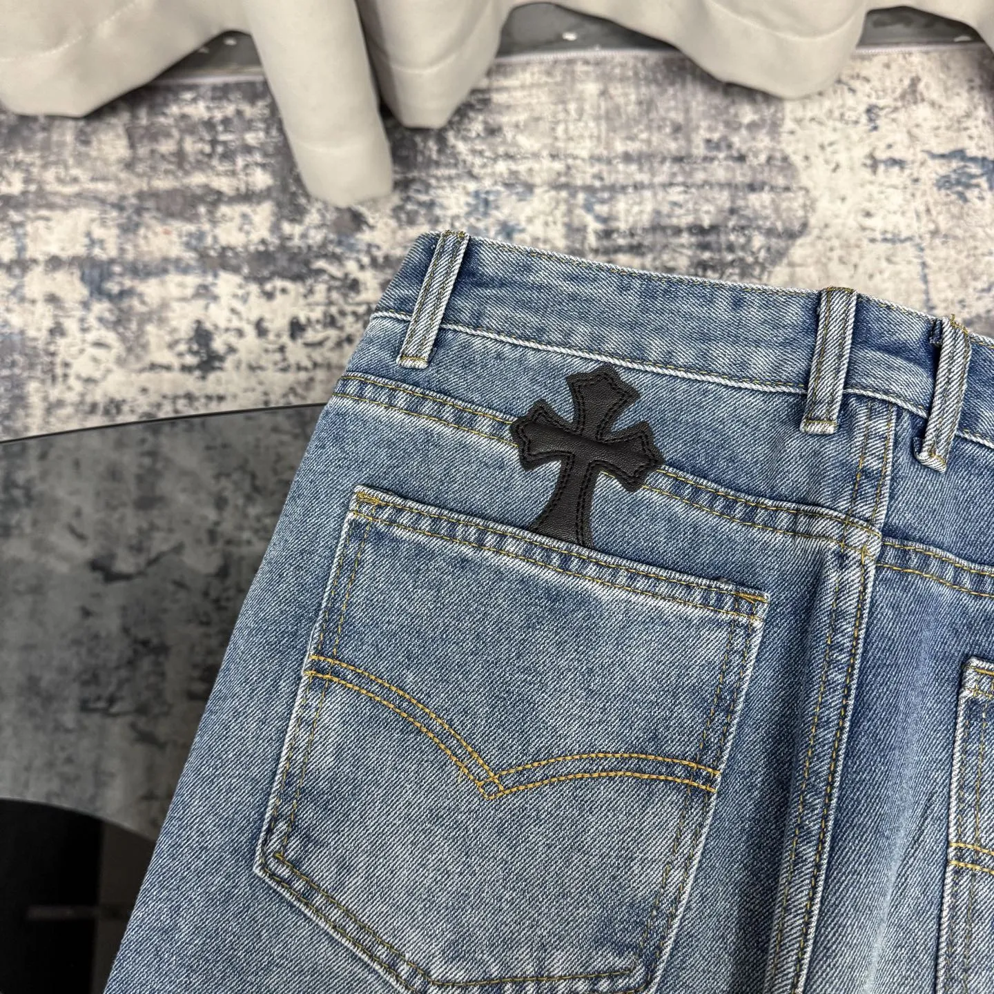 P230 Chrome Hearts CH/Chrome Hearts Classic Blue Pants Black Cross Patched Leather Jeans. Original purchased and patterned. Really restores the ultimate texture of Vintage. Special Italian cowhide print and then cut. Customized sheepskin three-layer thick line leather. The whole body is spliced in heavy water washing process. Craftsmen hand-splashed ink. You can see the details. Three-dimensional cutting version. Loose and comfortable. Not picky on the figure. Makes taller and slimmer. Factory Seiko. Original quality control. Same style for men and women. Can be matched with couples. Versatile recommendation. Essential jeans for all seasons Color: blue Size: 28-36 (S-XXL)